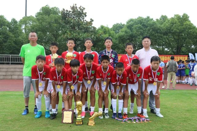 世体：如果巴萨今夏无法搞定阿尔瓦雷斯，明年1月他们会继续追