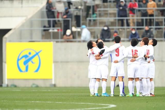 俄勒冈夏训林葳与球迷合影！媒体人：没上场时间和球权去北卡干嘛